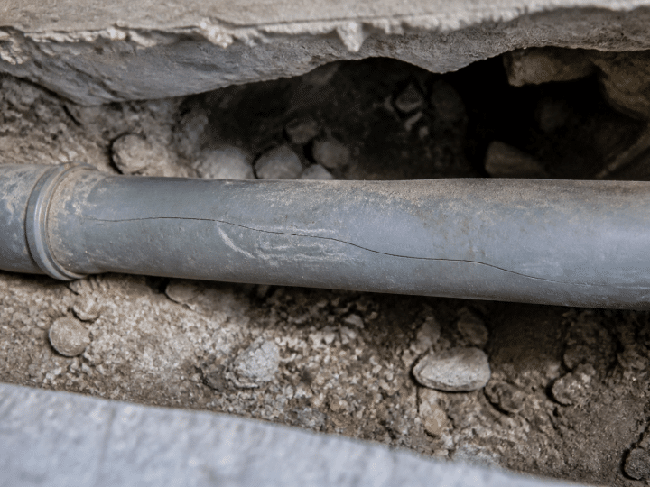 Fuite d&rsquo;eau canalisation enterrée sous chape : quelles solutions sans casser ?