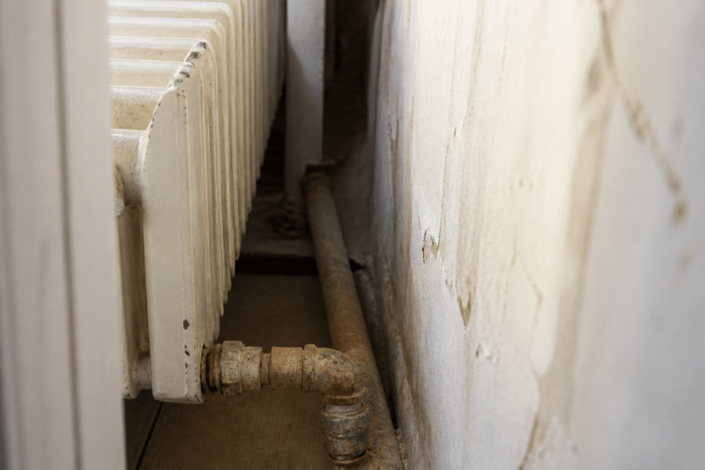 Tuyauterie corrodee et radiateur encastre dans espace etroit