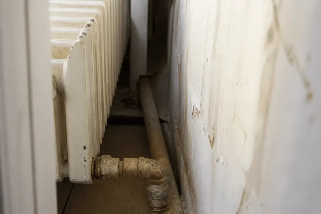 Tuyauterie corrodee et radiateur encastre dans espace etroit