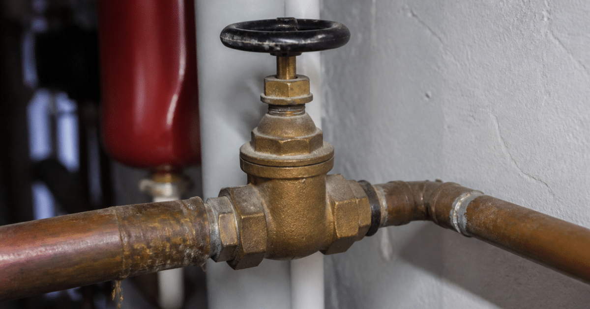 Valve metallique fixee sur tuyauterie d'installation thermique