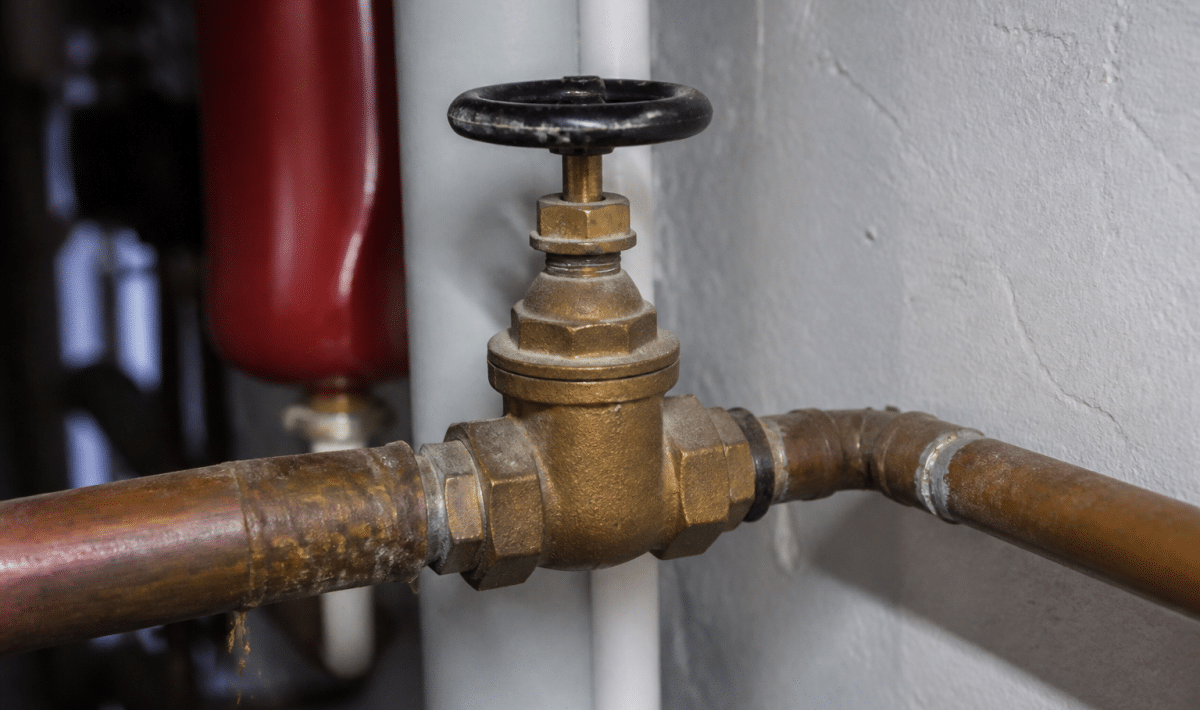 Valve metallique fixee sur tuyauterie d'installation thermique