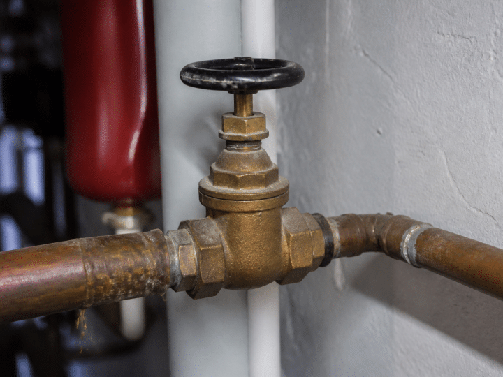 Groupe de sécurité de chauffe-eau : rôle, entretien et fuites expliqués