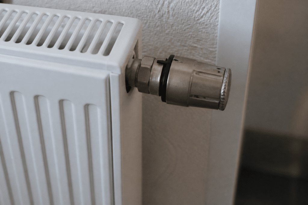 Vanne thermostatique metallique sur radiateur blanc chaud