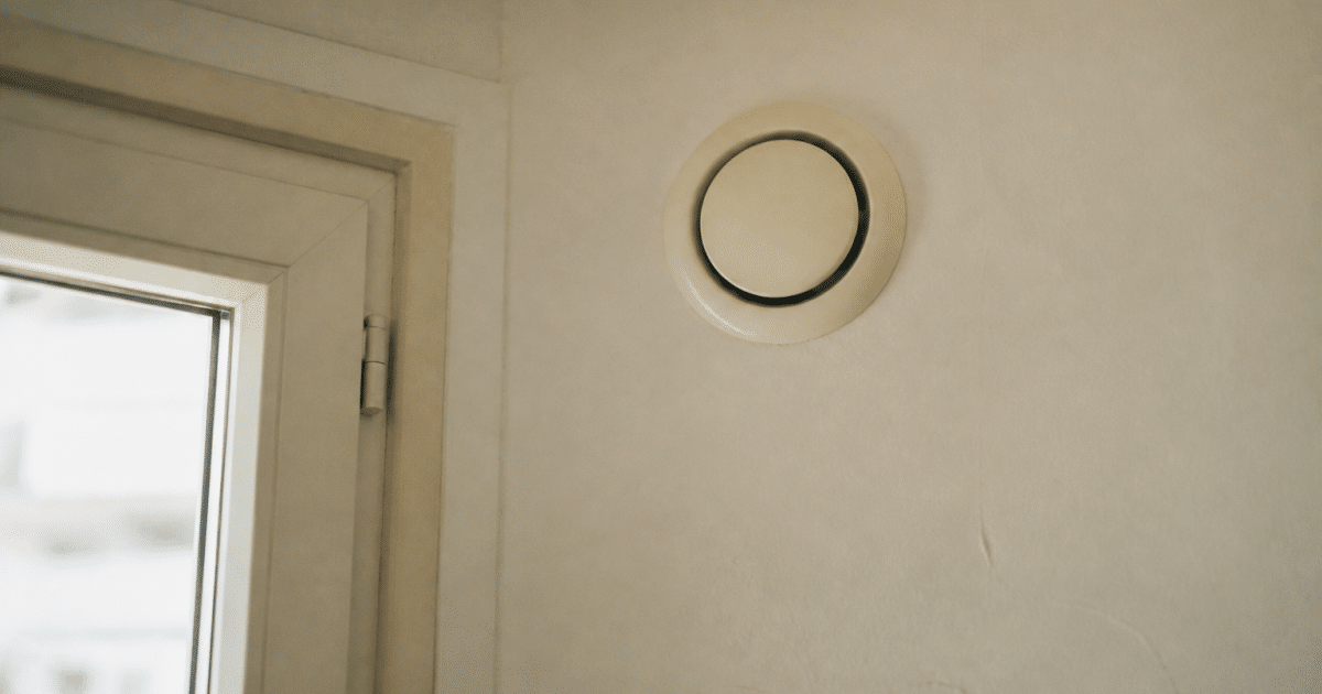Bouche aeration murale fermee dans appartement sans circulation air