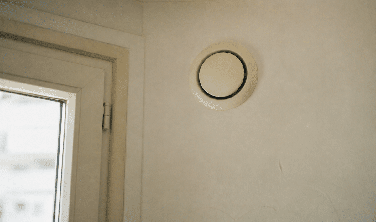 Bouche aeration murale fermee dans appartement sans circulation air