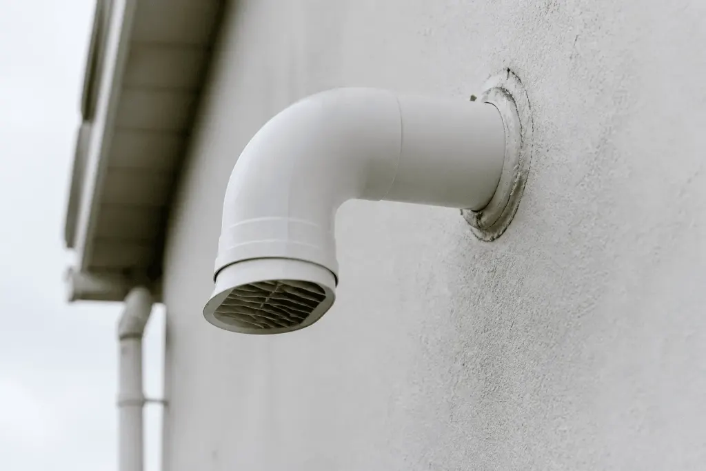 Tuyauterie ventilation traversant mur isolant blanc maison