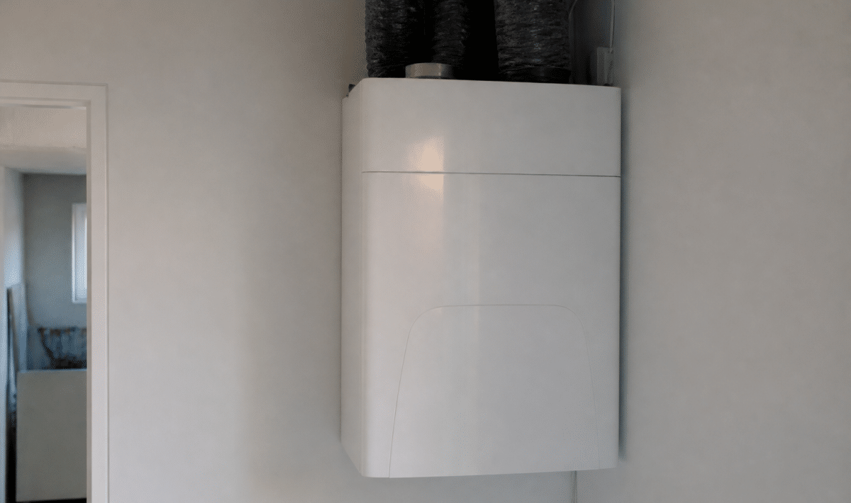 Boitier VMC double flux blanc pose murale vertical interieur