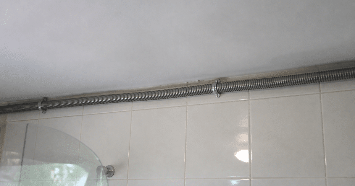 Gaine metallique fixee au plafond blanc salle bain