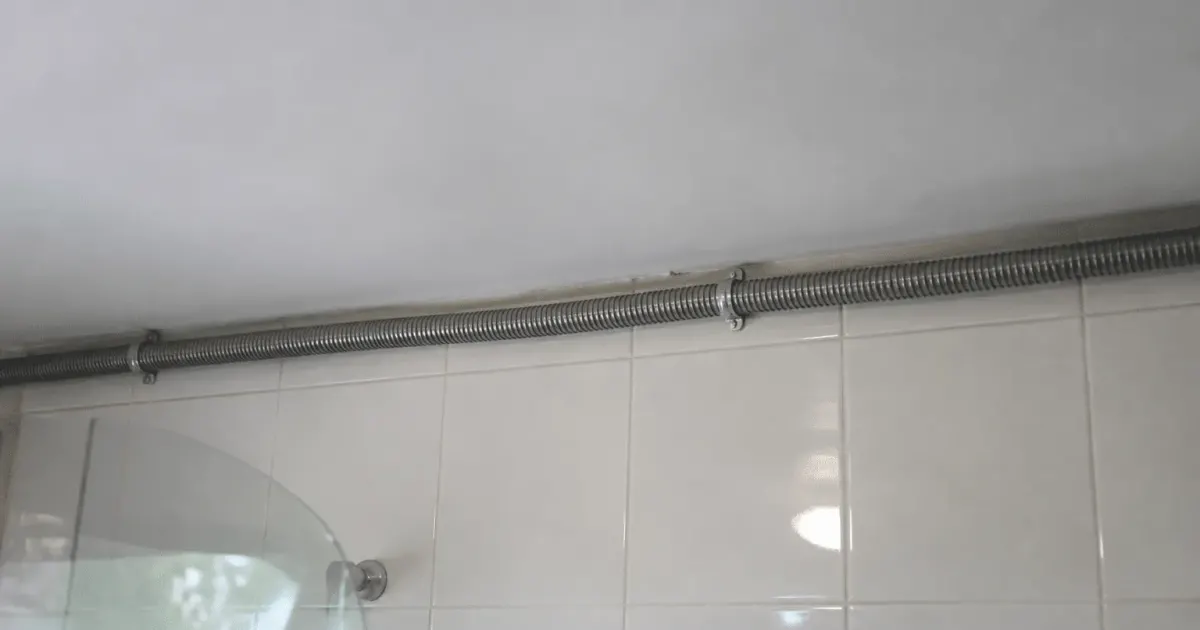 Gaine metallique fixee au plafond blanc salle bain