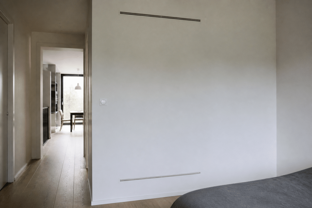 Conduits ventilation discreets integres dans cloisons murales blanches