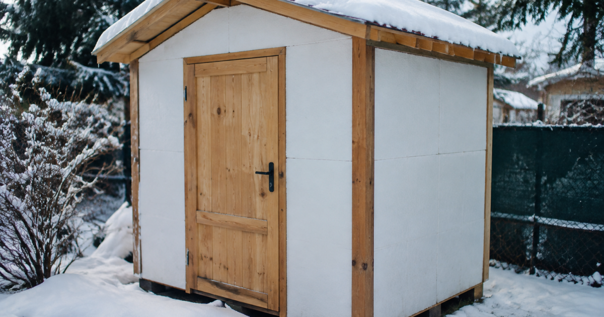 Petite cabane bois couverte de panneaux isolants blancs epais