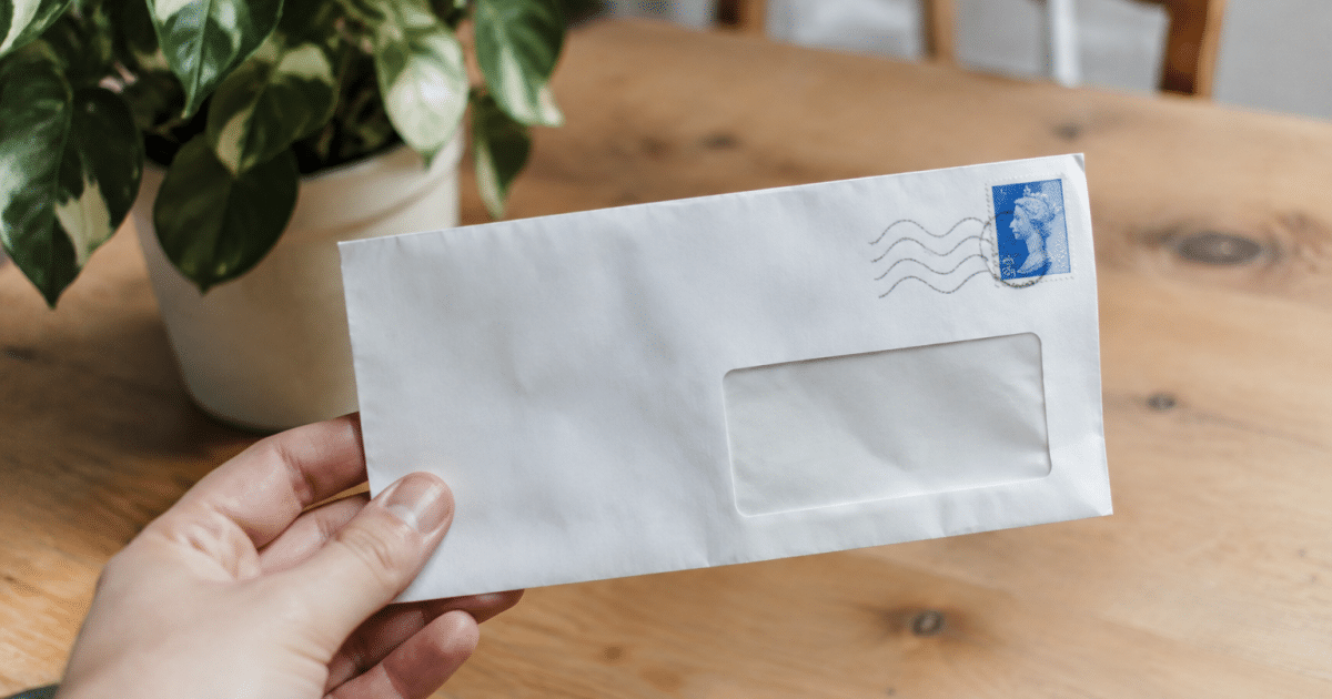 Enveloppe postal blanche affichant numero code region francaise