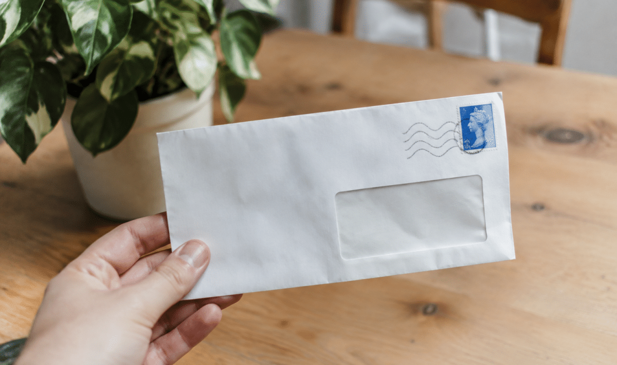 Enveloppe postal blanche affichant numero code region francaise