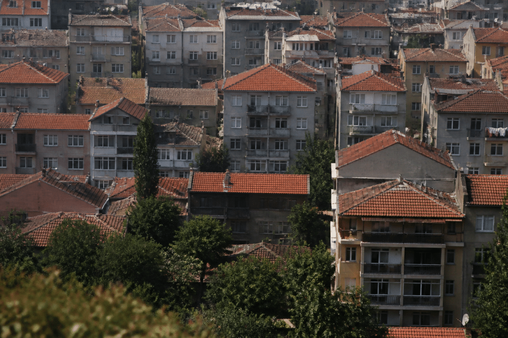Immeubles denses avec toits rouges et espaces verts limites