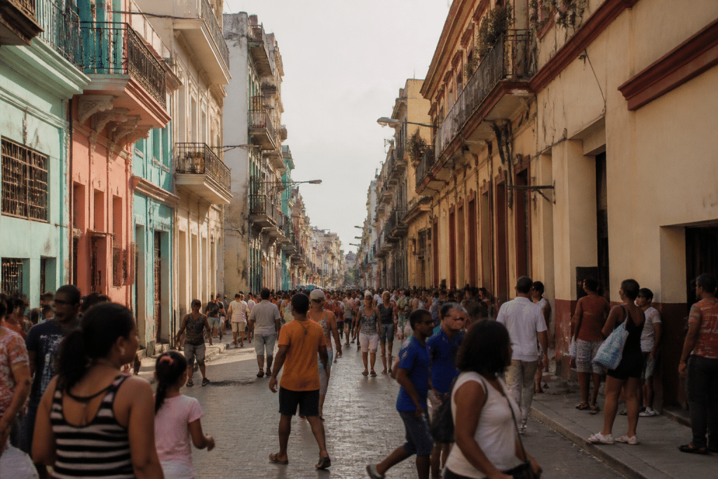 Rues animees avec immeubles colores et nombreux habitants visibles
