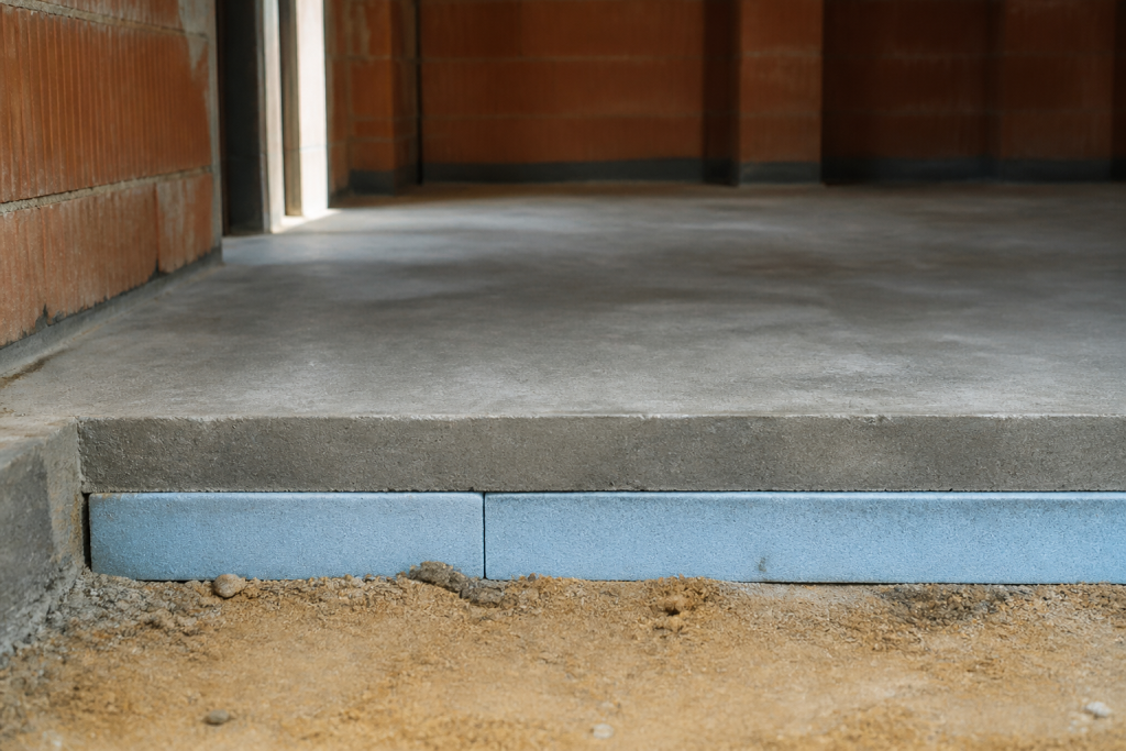 Isolation thermique sous dalle beton grise
