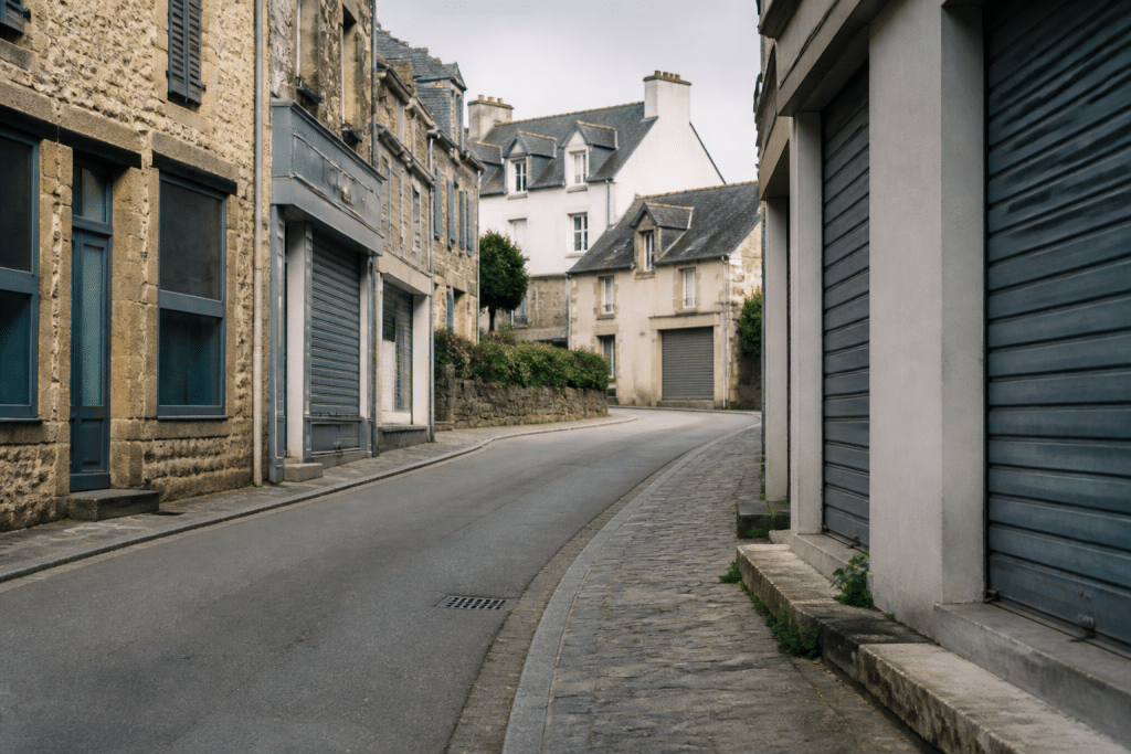 Rue paisible de petite ville bretonne avec commerces fermes
