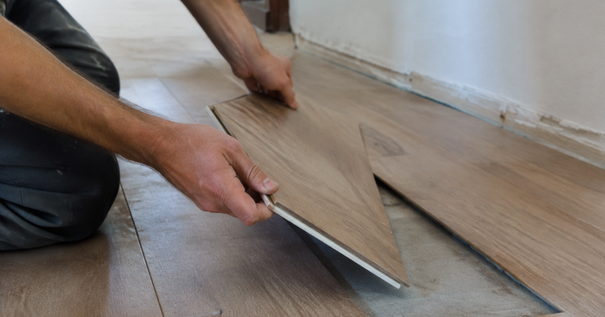 Mains retirant lame bois parquet flottant