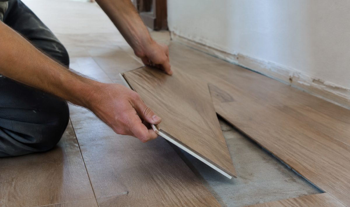 Mains retirant lame bois parquet flottant