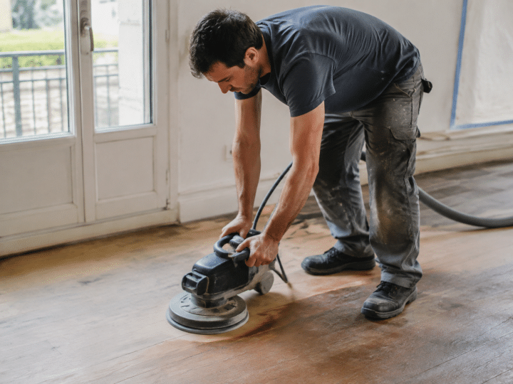 Comment poncer du parquet soi-même : matériel et étapes à suivre