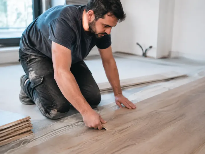 Comment poser du parquet contrecollé soi-même : méthodes, support et étapes de pose