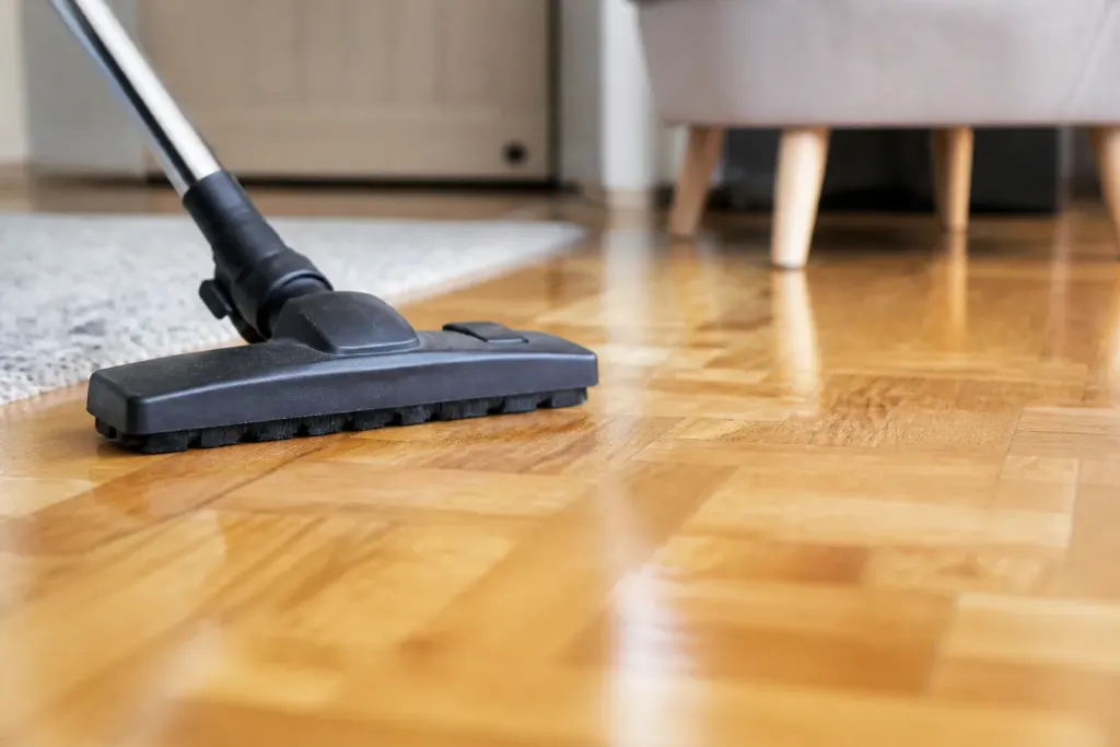 Aspirateur avec brosse douce sur parquet vitrifie