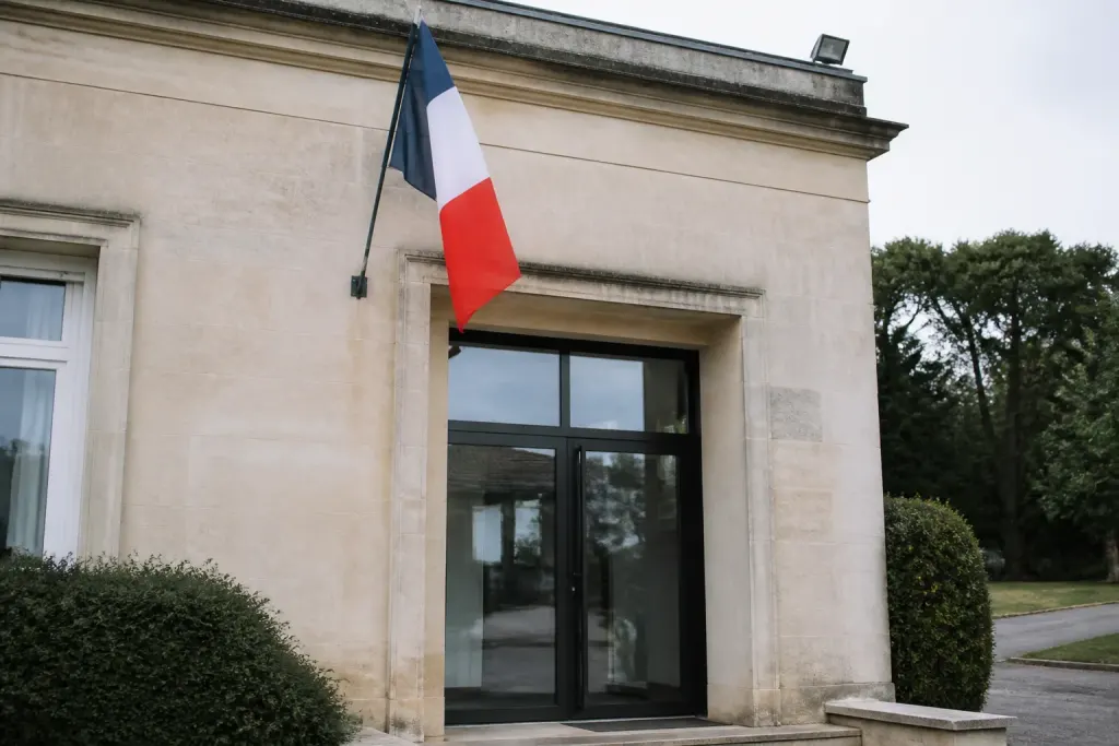 Facade de mairie avec drapeau francais et porte vitree