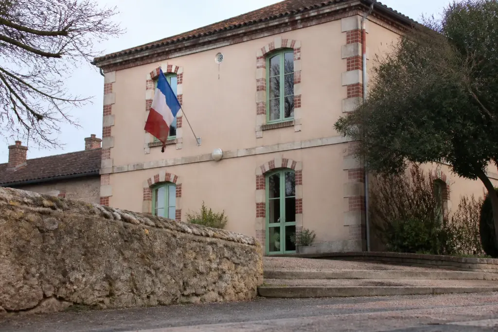 Mairie de village avec drapeau tricolore et panneau bois