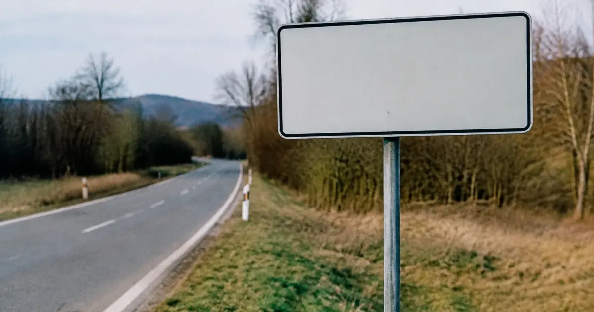 Panneau blanc route affichant chiffres noir localisation