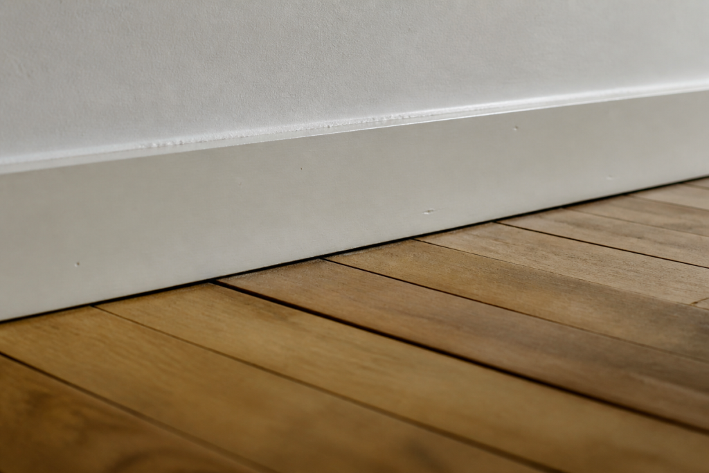 Plinthe fixee au mur et joint visible du parquet