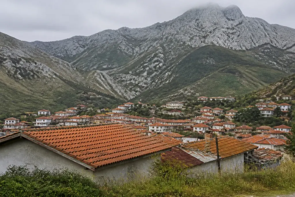 Village aux toits rouges au pied des montagnes