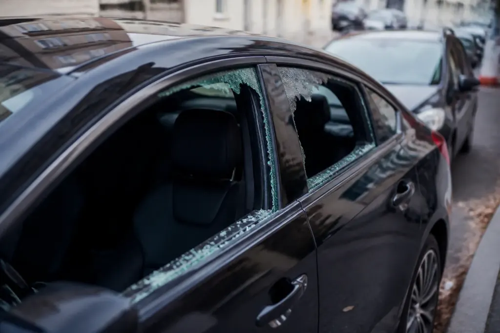 Voiture endommagee vitre cassee rue urbaine